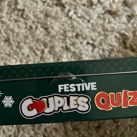 Festive Couples Quiz Card Game - Green and Red - Picture 3 of 4